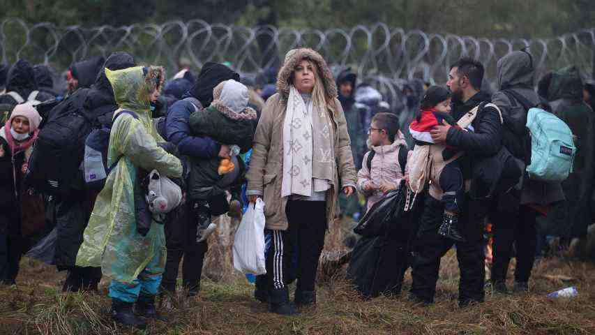 Cuatro Premios Nobel piden acción humanitaria en frontera con Bielorrusia