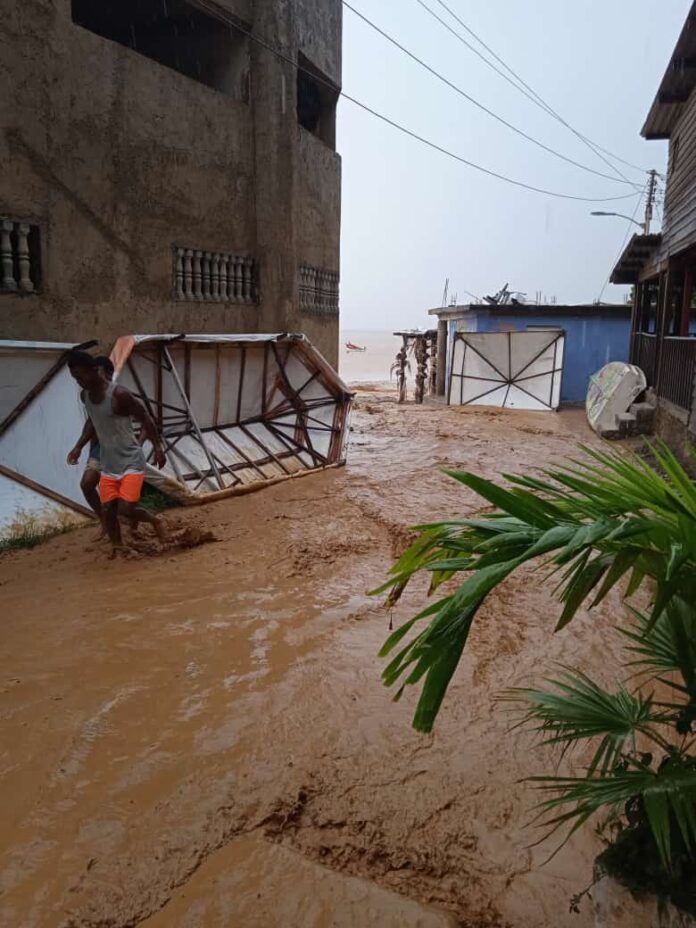 Desbordamiento de río en Chichiriviche de la Costa afecta varias familias.