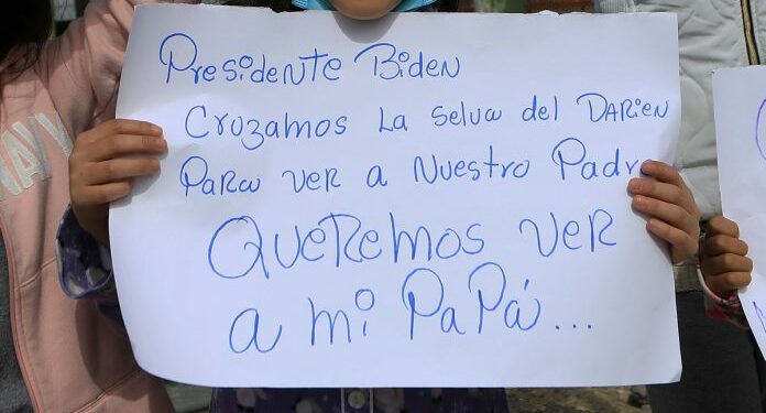 Niños venezolanos protestaron en línea México-EEUU tras ser separados de sus padres.