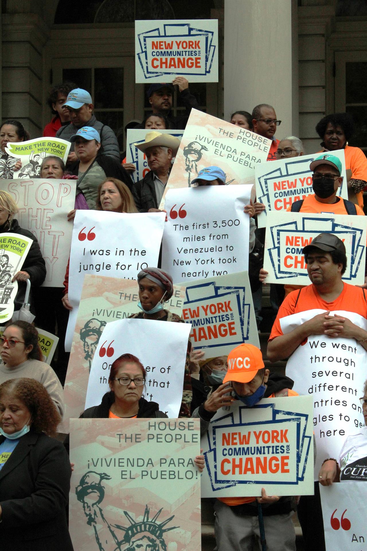 Protestas en Nueva York ante anunció de carpas gigantes para migrantes.