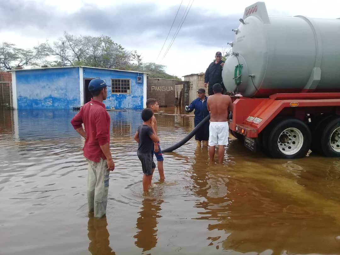 Familias de Amuay y Villa Marina en Paraguaná reciben atención frente a fuertes lluvias