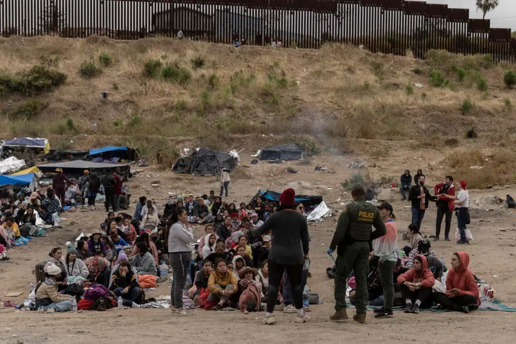 Menos de la mitad de los migrantes detenidos en la frontera de EE.UU. logran solicitar asilo