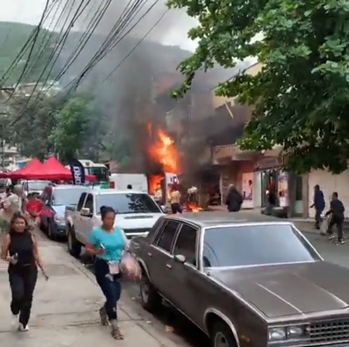 Tres muertos y varios heridos dejó incendio de un autobús en La Guaira