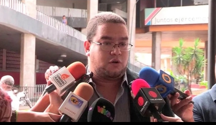 Francisco Castro del equipo técnico de la CNPRIMARIA abandona la sede de la fiscalía