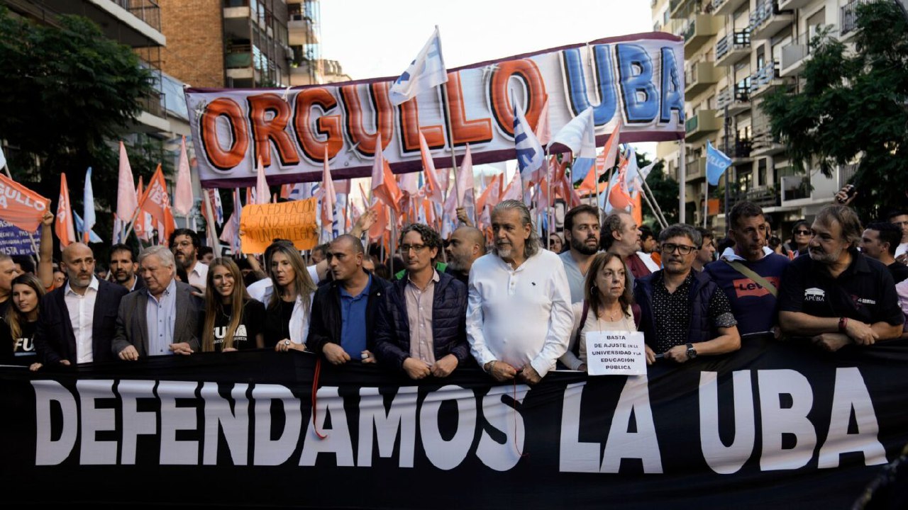 “No al ajuste”: Universidades públicas de Argentina se le plantan a Milei
