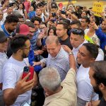 Edmundo González se reúne en la calle con jóvenes que promueven su candidatura