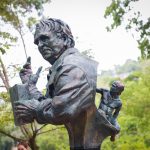 Alcalde Darwin González y la Alcaldía de Baruta rinden tributo al escritor Rafael Cárdenas con nueva escultura en el Parque de Los Escritores