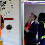 El momento en el que Macron parece ser abofeteado por su esposa; el mandatario lo desmiente